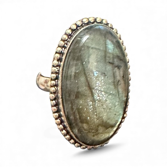 Elegant Labradorite Oval Ring - Picture 4 of 6